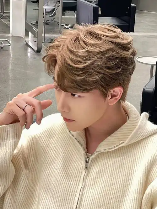 啊回家一直被问奶茶灰棕男生显白发色