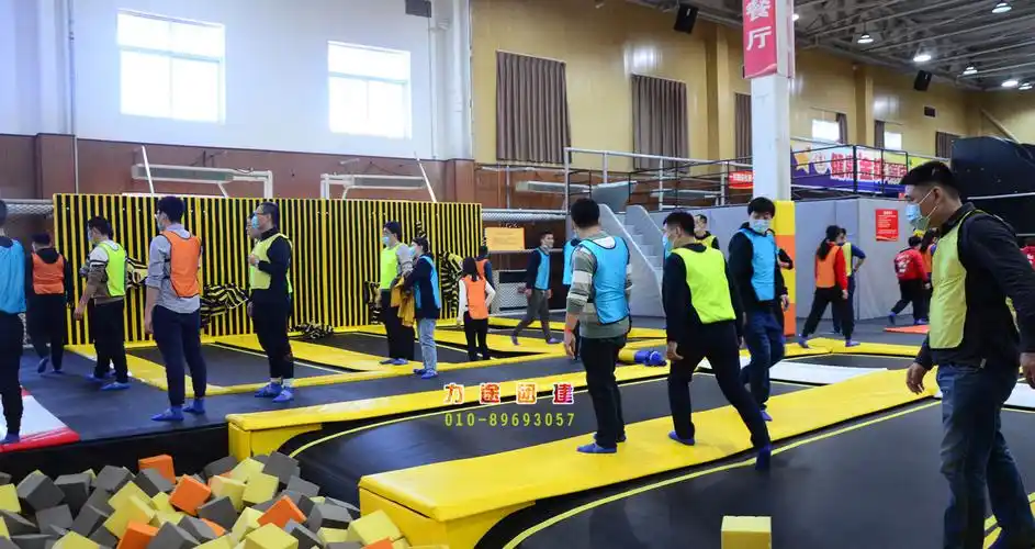 也可以安排在室内完成主题的团建游戏,那么在室内夏季可以适合安排