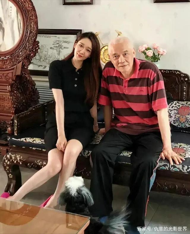 钻山豹成白发老人因早年离婚始终愧疚女儿前妻优雅端庄如贵妇