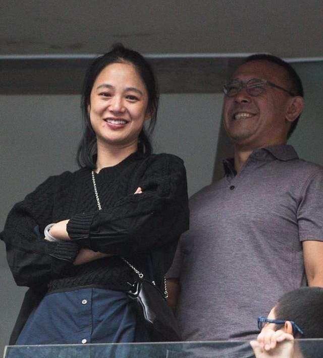 周韵素颜和老公出门,扎丸子头暴露发际线,穿基础款气质却高级_时尚