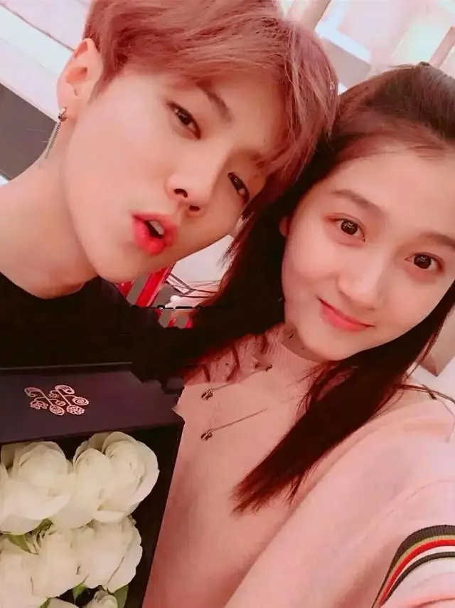 鹿晗关晓彤现身东京新大久保偶遇瞬间成热议私游还是工作