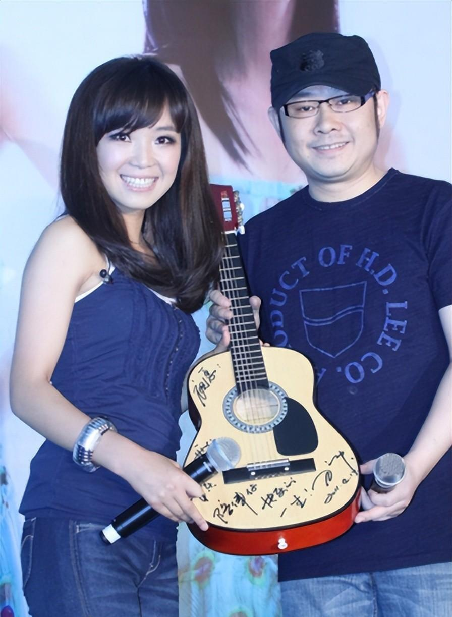 2005年,刚满18岁的云朵拜刀郎为师,跟着刀郎千里迢迢地来到新疆,没