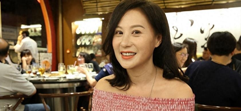 张卫健买不起包而分手,后因老公破产复出,如今长成这样_江欣燕_本人