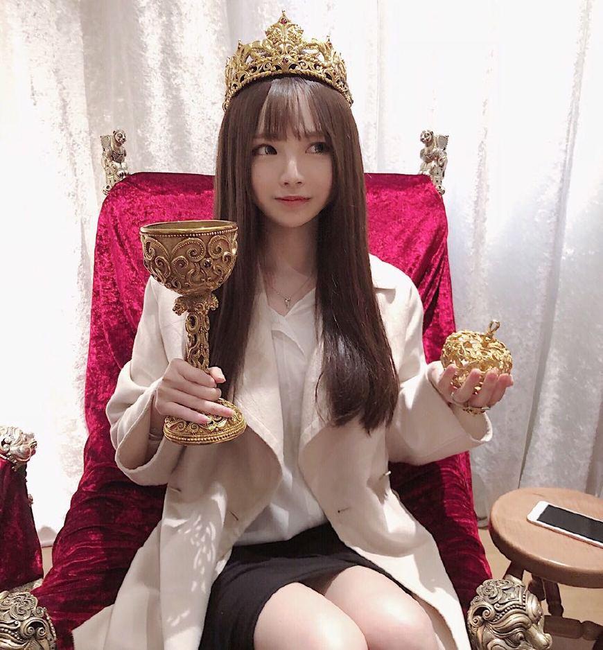 最后一张马曼琳个人照中,她左手拖着一个金子打造的类似水果的东西