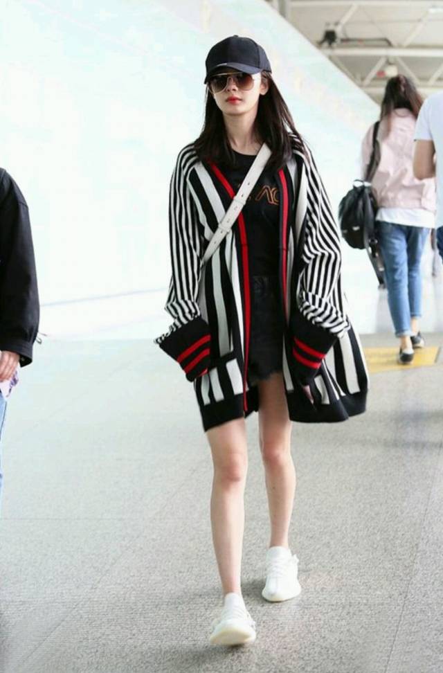 原创杨幂越来越时髦,穿牛仔造型潇洒帅气,戴着墨镜嫩回20岁