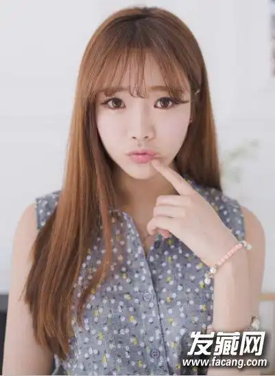 空气刘海长直发发型搭配深棕色染发更显甜美迷人
