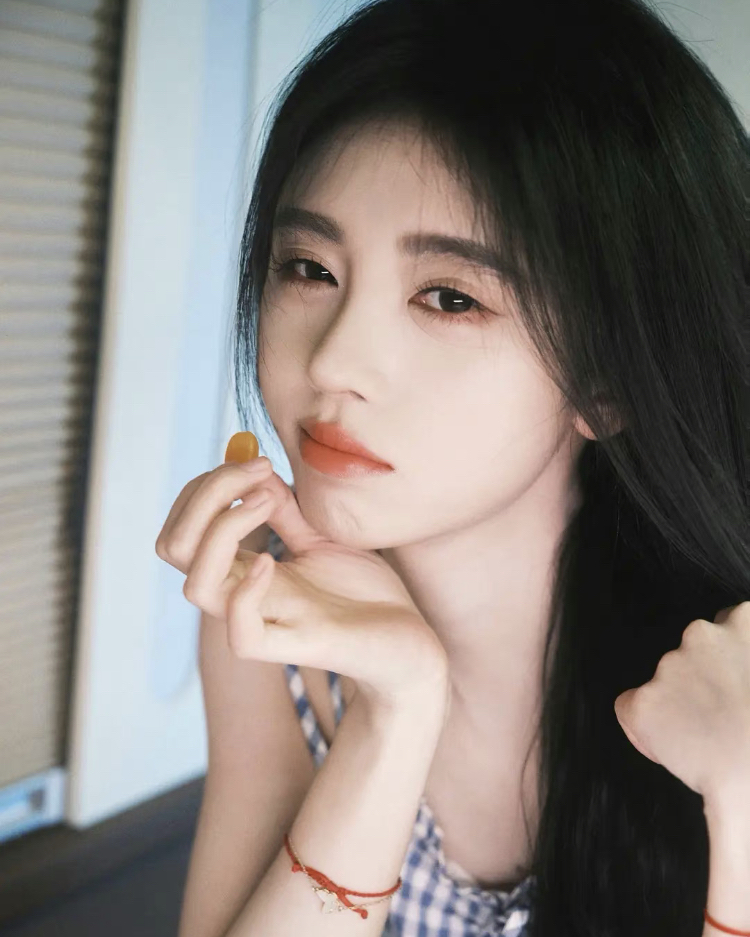 鞠婧祎新图好美啊!29岁年龄19岁长相,好软萌可爱