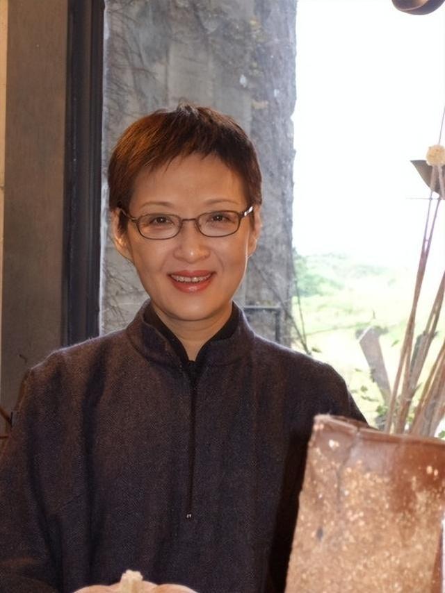 胡因梦自然老去太优雅!不扮嫩气质出众,果然美从来与年龄无关