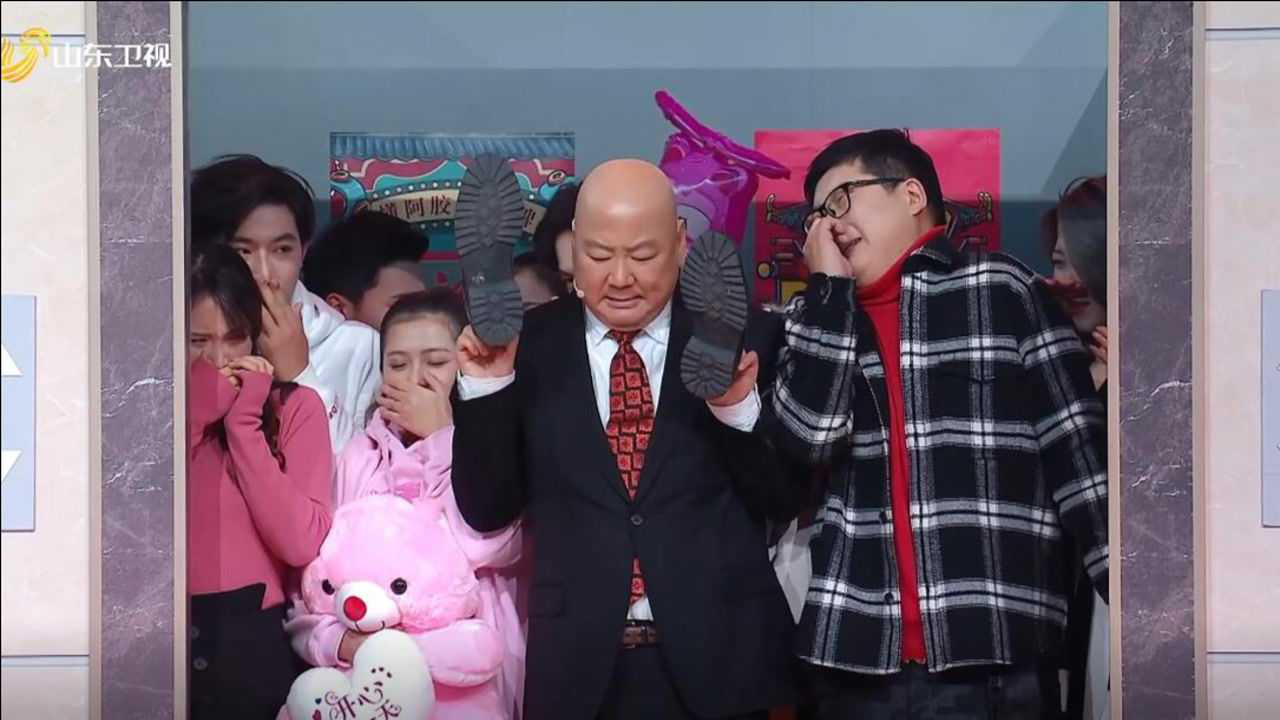 2021山东春晚郭冬临小品《琴岛小爱》1,郭冬临上电梯太难啦!