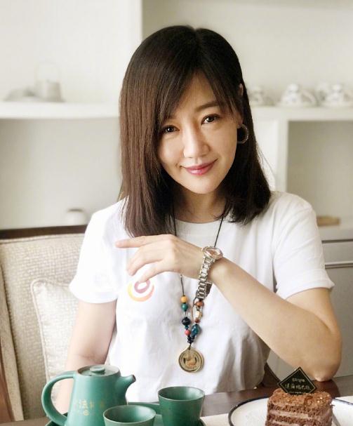 媒体曝胡歌薛佳凝七夕聚餐,并晒出一张证据,然而网友却半信半疑