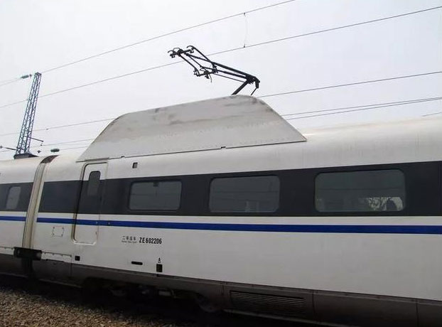 然后通过列车受电弓接触电缆行走,被称为接触网受流,如下图所示 第三