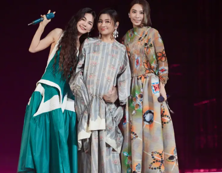 原创田馥甄过41岁生日she组合任家萱陈嘉桦为其庆生樱花漫步