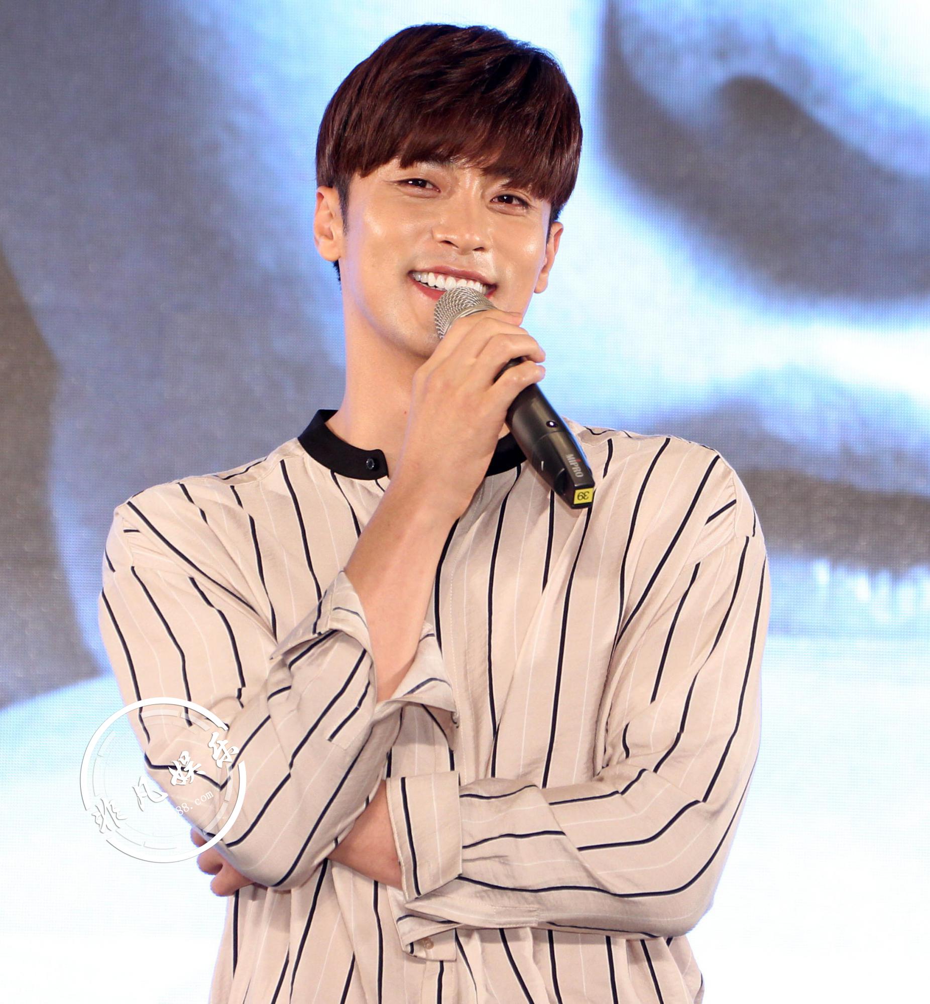 韩星成勋亮相帅气十足 霸气本部长原来这么害羞?