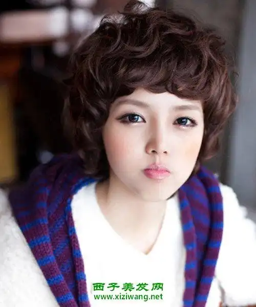 短烫发发型图片第四张短烫发发型图片是一款可爱的蓬蓬的卷发发型
