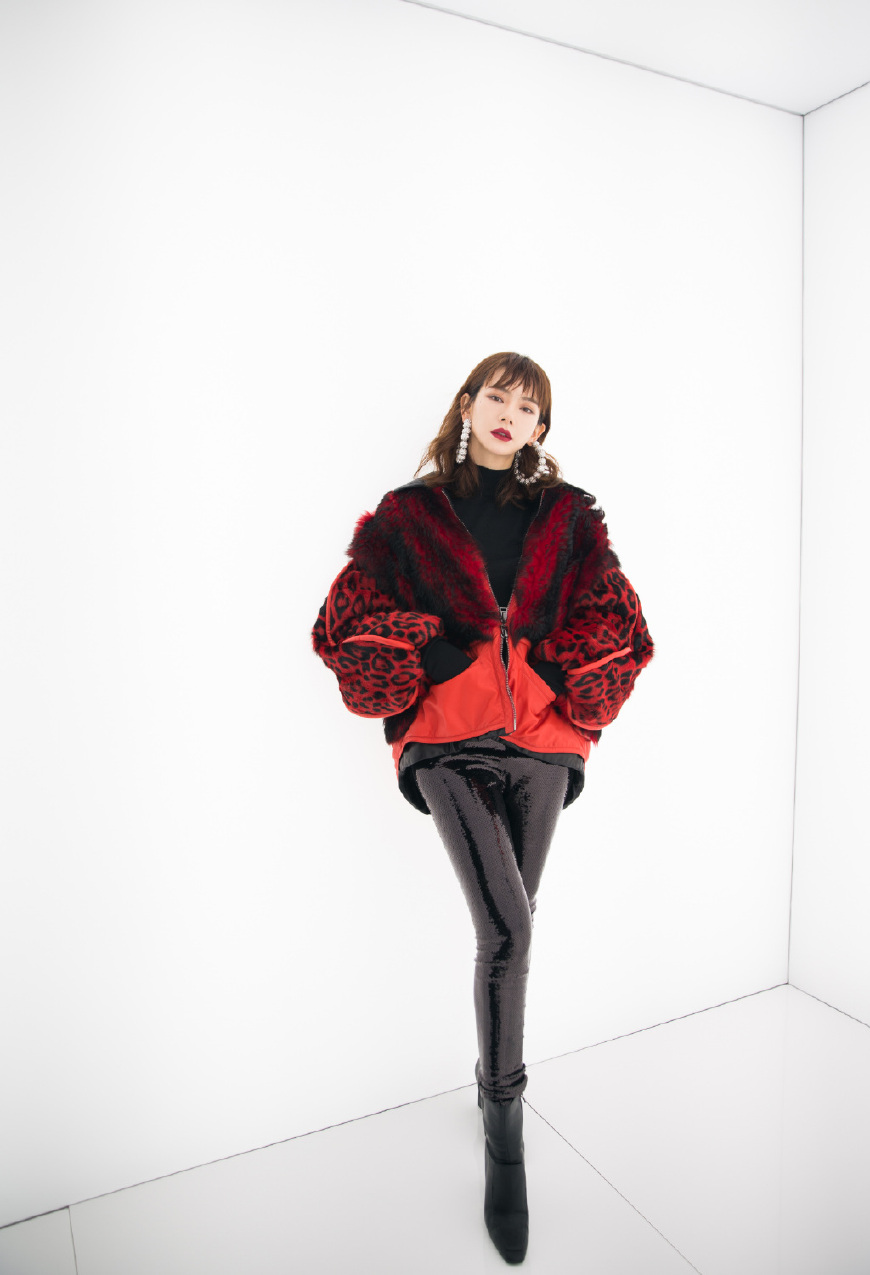 戚薇穿豹纹貂绒搭配皮裤气场十足,演绎霸气女王范,李承铉好眼光