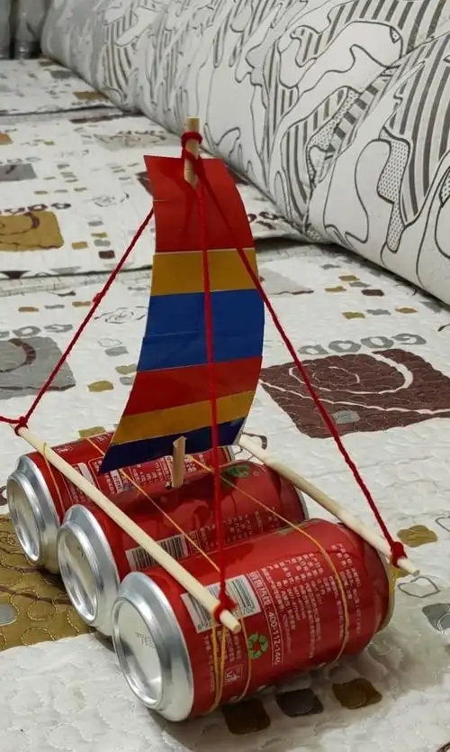 白子玥 年龄:3周8个月 班级:小(1)班 作品:小帆船 简介:废弃易拉罐桶