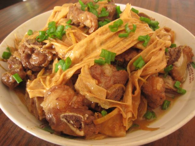 腐竹烧排骨,肉香味浓,腐竹充分吸收汤汁的味道,超下饭_营养