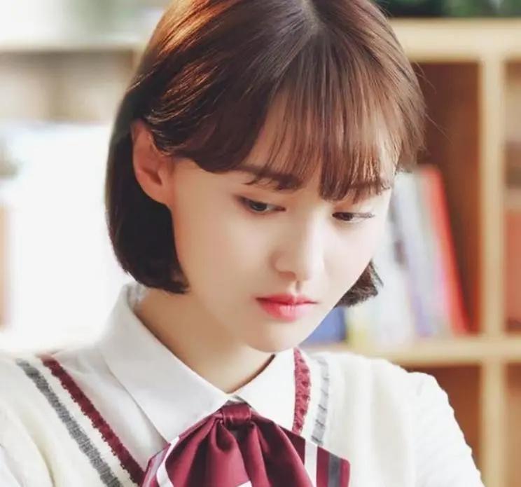 但如今的郑爽和之前简直是判若两人,郑爽的发量一直也不是很健康,近照