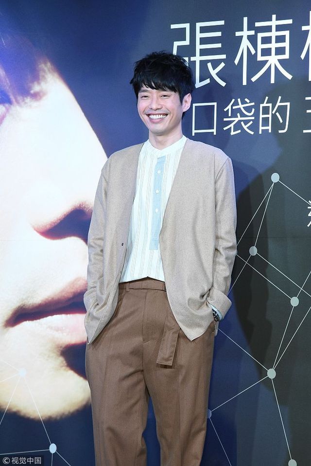 张栋梁睽违两年回归乐坛 休闲装开记者会少年感依旧