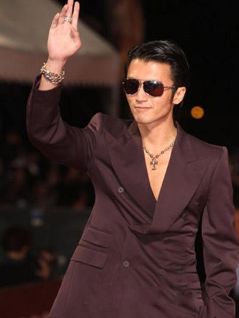 陈慧琳的父亲陈崇伟,拥有香港多家珠宝店.