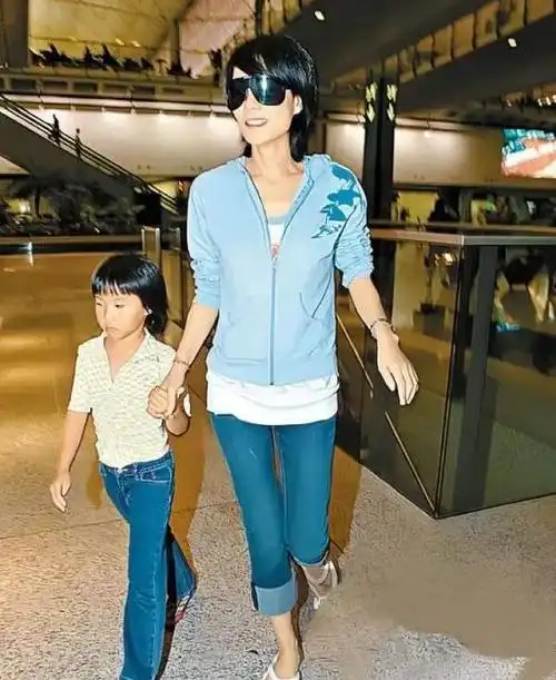 同是王菲骨肉,为何她争夺窦靖童却果断放养李嫣,一对比就知道了