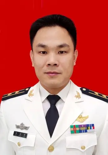 1983年10月出生,2002年8月入伍,现任92913部队正团职飞行员,中校军衔