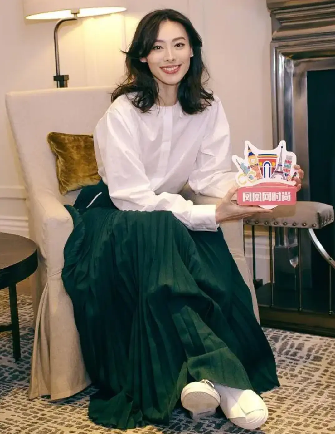 梁洛施真变了不少,有了当妈的稳重感,蓝裙配西装看着挺显年龄的