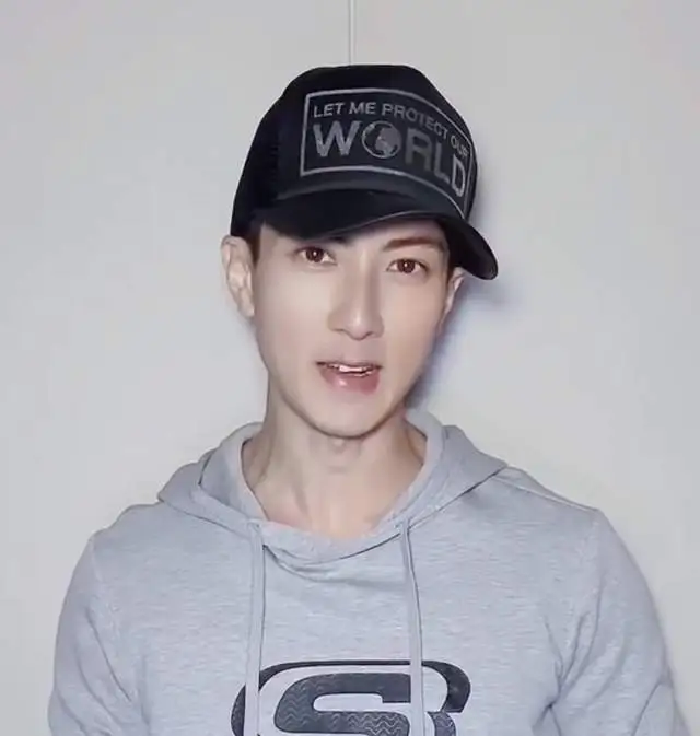 42岁吴尊痴迷肌肉越练越壮8岁儿子max和老爸共享一张脸