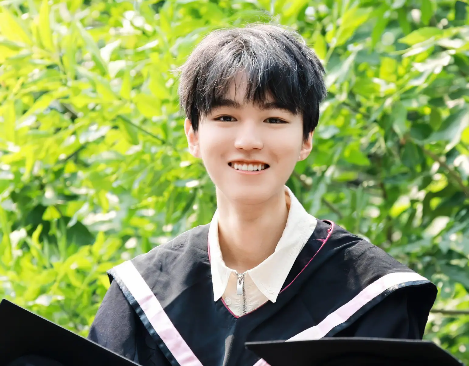 王俊凯拍毕业照,全班颜值都达到出道水平,最左边女生撞脸赵丽颖