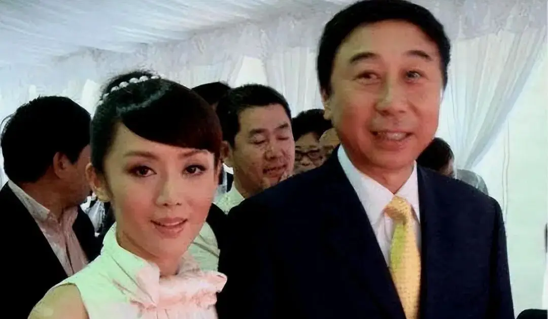 原创冯巩老婆原来是我们熟悉的她难怪40年恩爱不离不弃肤白貌美旺夫脸