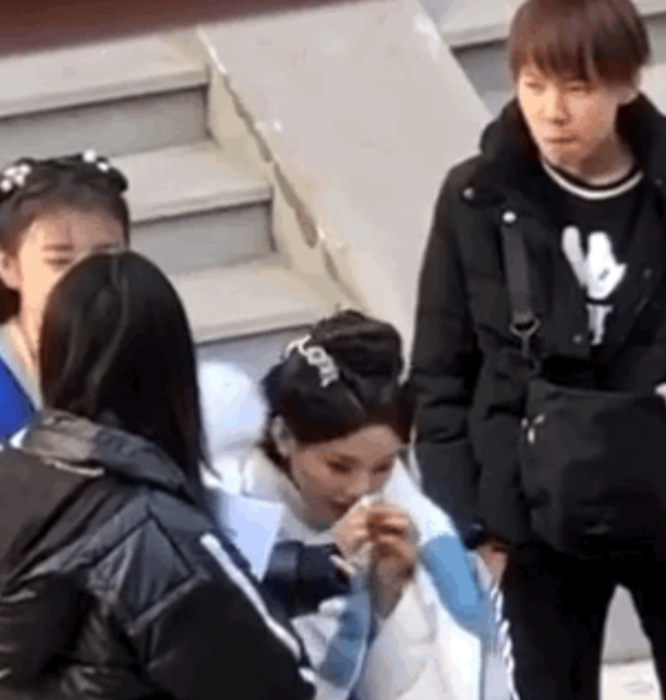 这位女明星随地吐痰,当众抠鼻屎,闻臭袜子还洗白自己真性情!