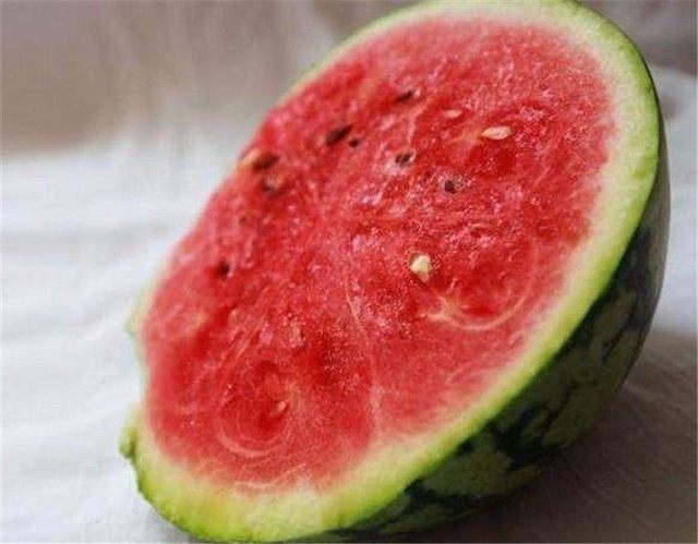 我们先讲讲一款绿瓤西瓜,是我农村的婆婆自己做的,孩子尝了一口后,连