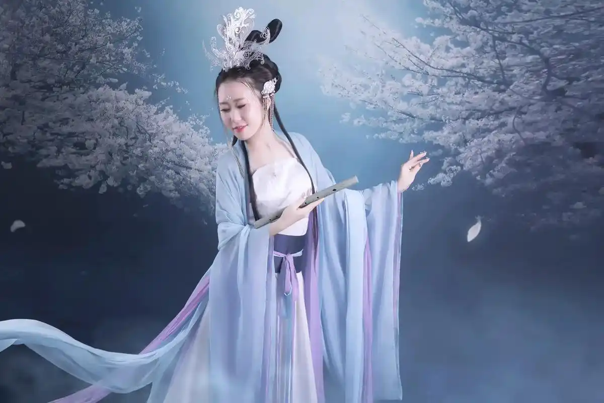 #汉服 #古风 #写真 遇到你开始,凛冬散尽,星河长明 - 抖音