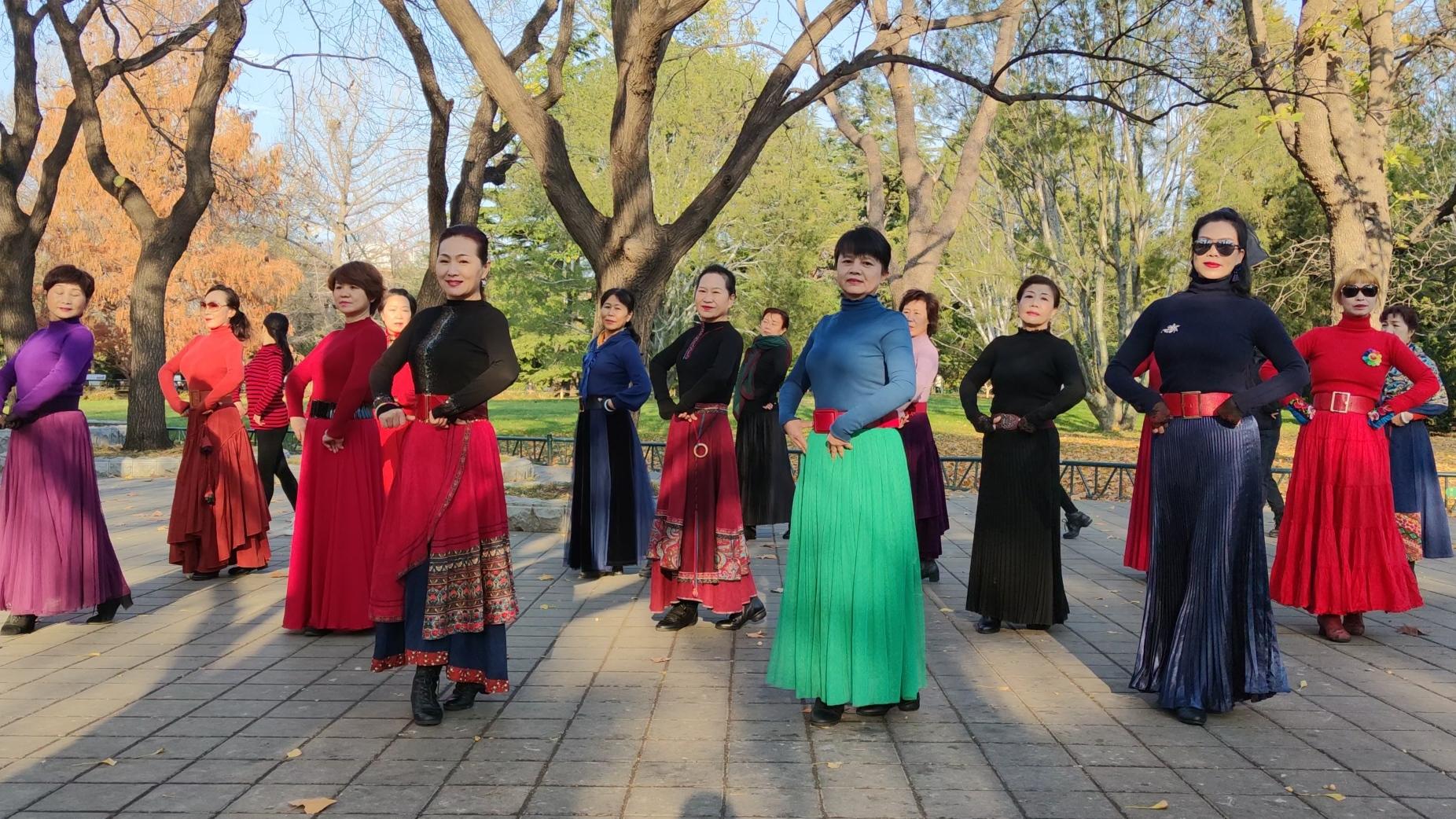 广场舞《秋水伊人》旋律优美好听,舞步整齐好看,跳得太棒了