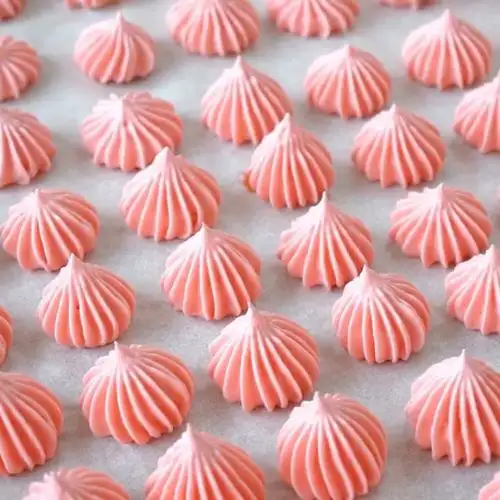 蛋白糖,粉粉的超级漂亮,吃起来又脆又甜