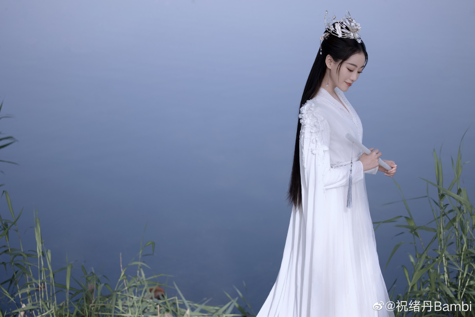 祝绪丹《遇龙》流萤转世"轻烟"白衣古装性感写真