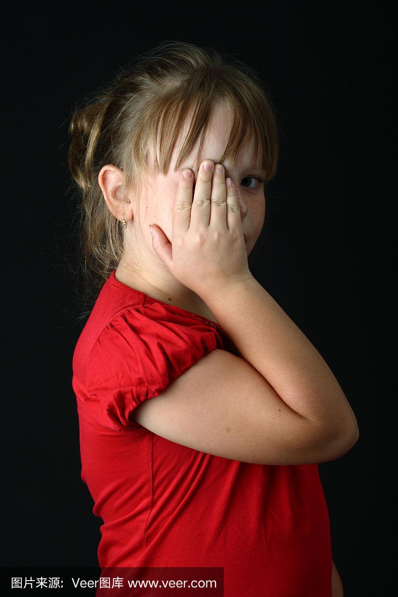 小女孩用手捂着一只眼睛