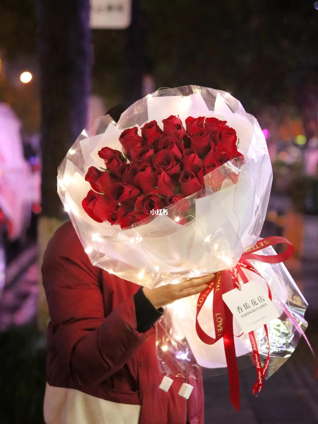2.14情人节·33朵红玫瑰花束发光纸包装