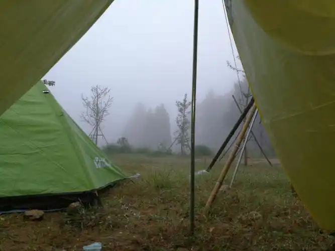 早上起来,打开帐篷,外面还是烟雨朦胧!