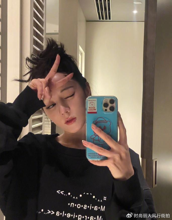 顶流花迪丽热巴晒对镜自拍!穿黑色卫衣肤白如雪,在家也化全妆?