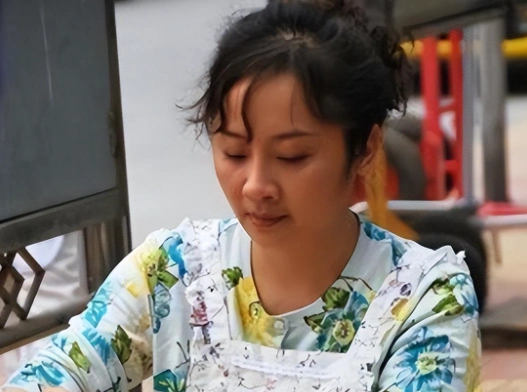 唐静离婚后长时间走不出来在好友的帮助下重新拾起事业