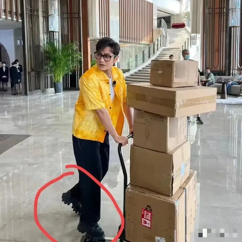 黄晓明生图流出,穿厚底鞋五五分,网友质疑真实身高不到一米七_穿着