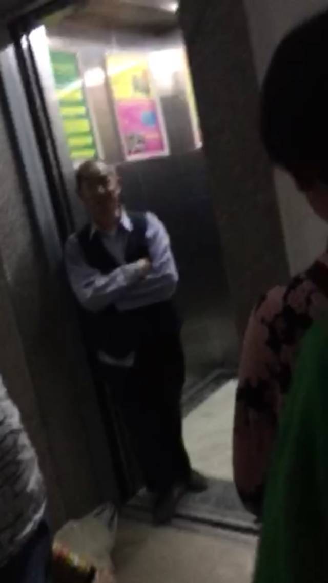 网友爆料|武胜凯旋城小区一老人堵电梯口,怎么回事!