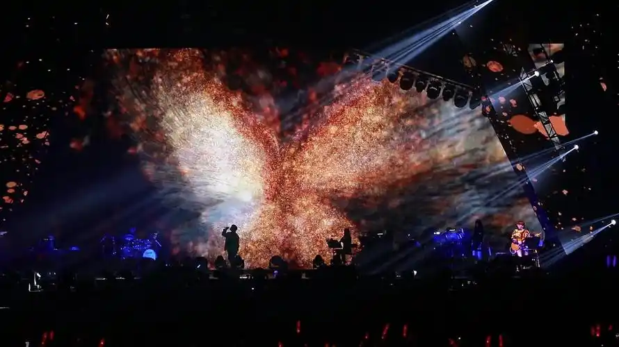 搬尤长靖演唱会的舞美灯光