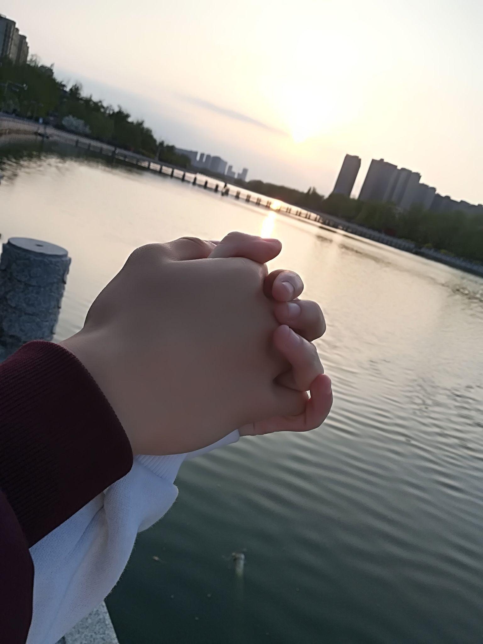 有没有大哥有手牵手的照片只要手