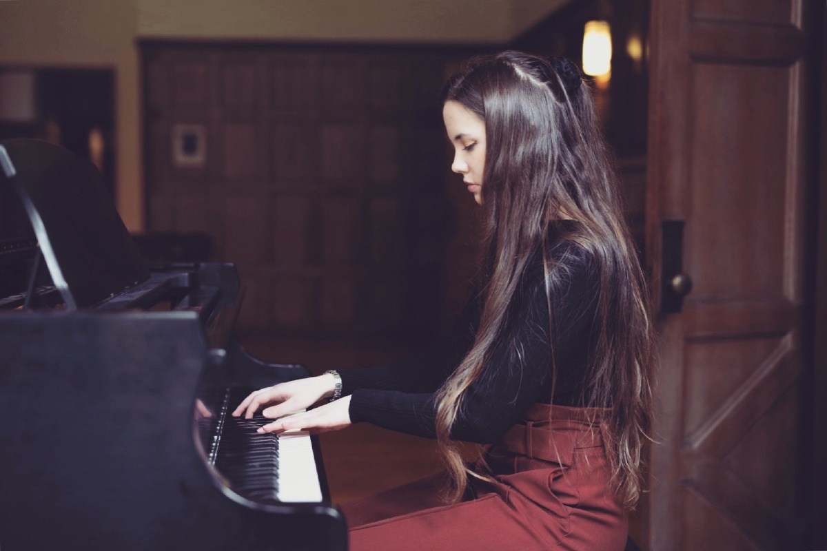 弹钢琴的女孩