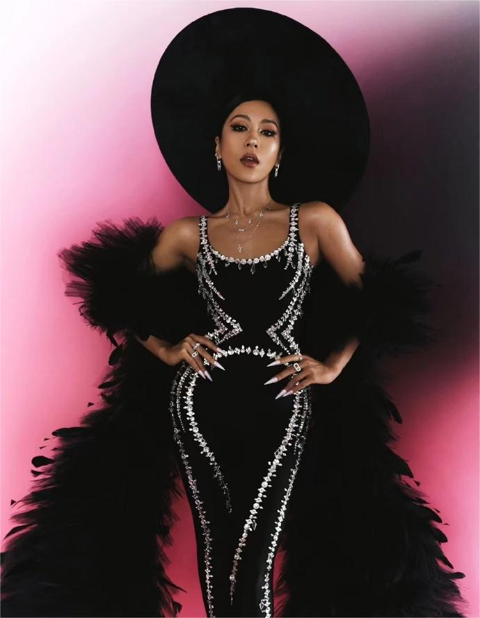 吉克隽逸连体裤上有800颗水晶