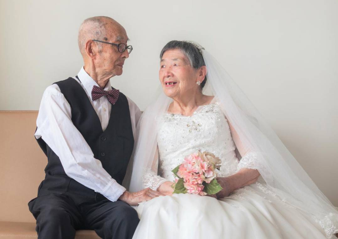 "她需要我,我就留下来陪她"——9旬老人跨世纪的爱情|婆婆|老人|跨世