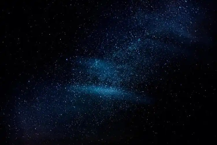 第一次尝试拍摄星空纯纯的小白但是看着山顶的银河真的太震撼了真的有