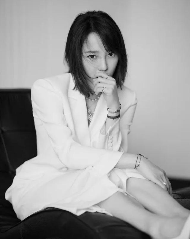 白百何近照状态也太好了吧!穿白西装出席活动,看着愈发年轻了